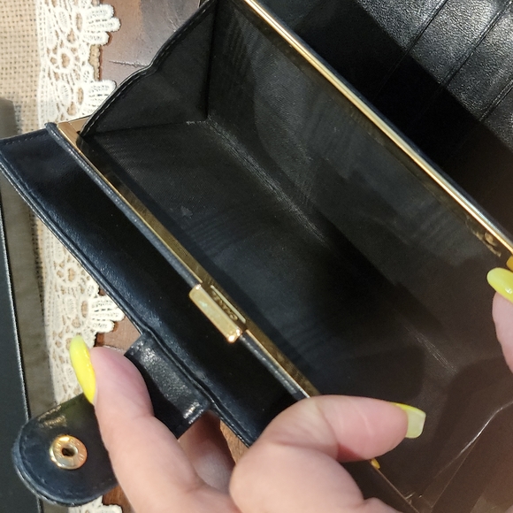 🎉SOLD🎉 Excellent condition and Authentic  CHANEL bifold kisslock wallet - Picture 11 of 13